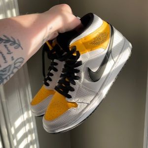 Air Jordan 1 Mid “University Gold”